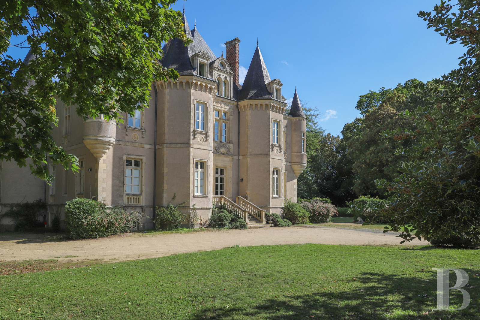 Dans la Sarthe, à l’est du Mans, un château du 19e siècle d’inspiration Renaissance dans son parc de onze hectares - photo  n°5